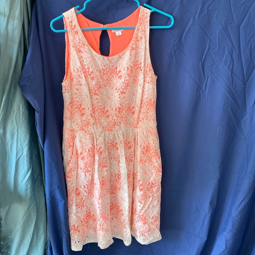 Xhilaration L/G Lace Dress lined keyhole close EUC with Pockets